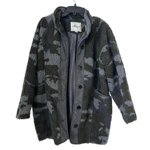 American Eagle Camo Faux Shearling Coat – Size Medium